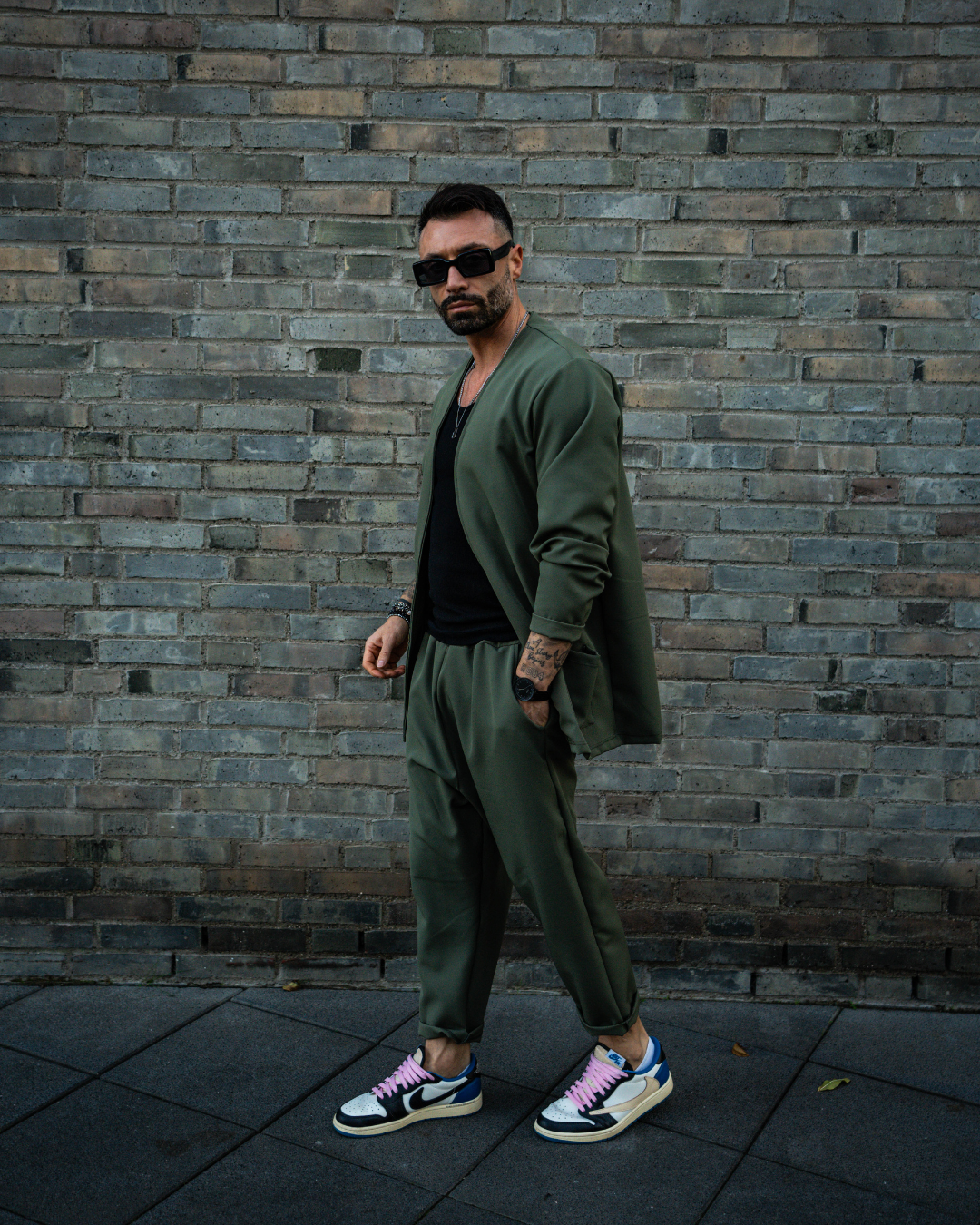 <table style="line-height:1;width:100%;border-collapse:collapse"><tr><td >Milano<br>Blazer</td><td align="right">109,99€</td></tr><tr><td style="white-space: nowrap;">Napoli Pants</td><td align="right">109,99€</td></tr></table>