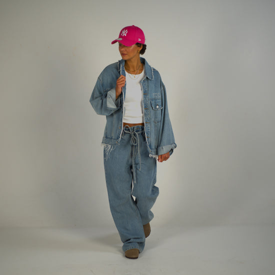 <table style="line-height:1;width:100%;border-collapse:collapse"><tr><td >Chicago Denim Jacket</td><td align="right">199,99€</td></tr><tr><td style="white-space: nowrap;">Brooklyn Denim Pants</td><td align="right">129,99€</td></tr></table>