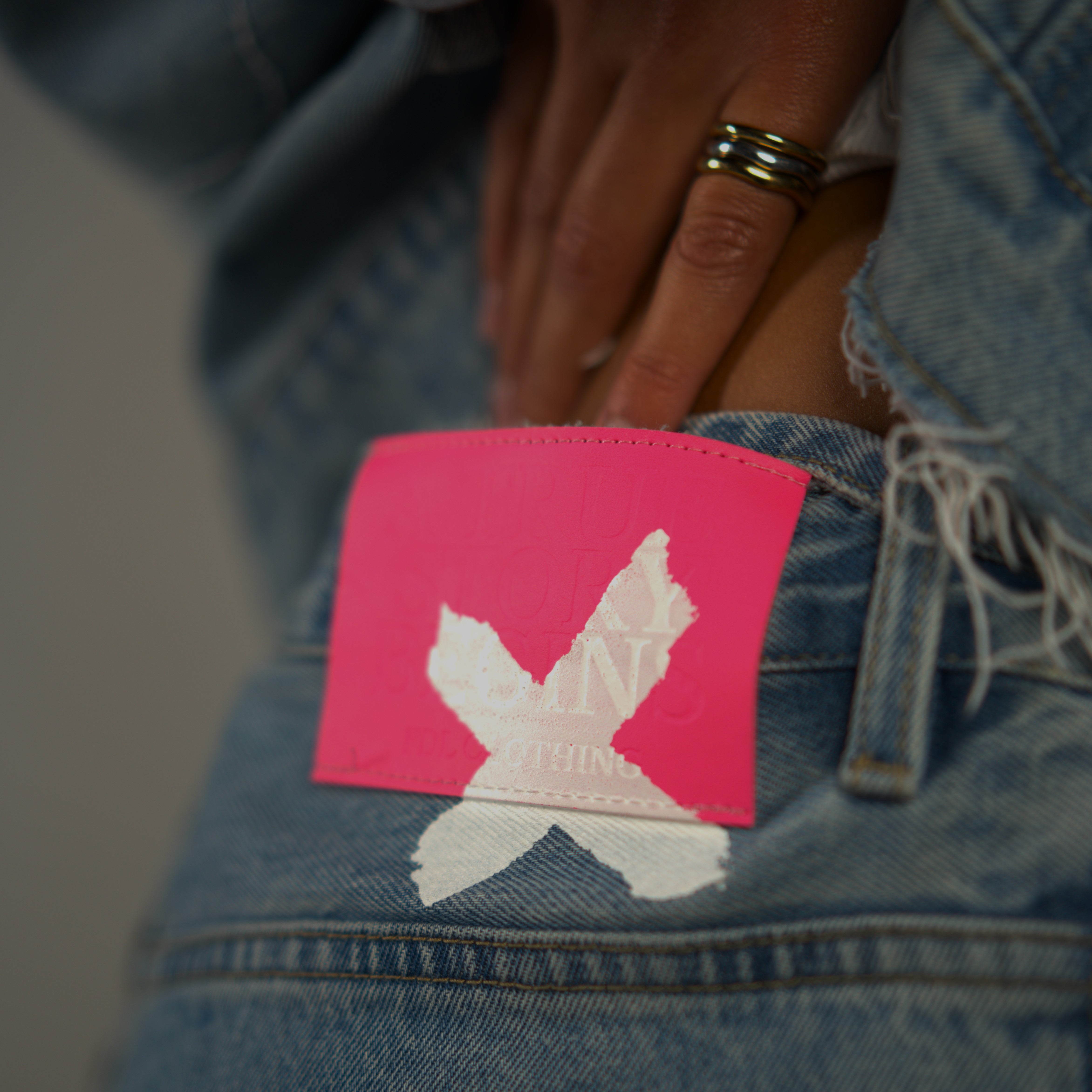 <table style="line-height:1;width:100%;border-collapse:collapse"><tr><td >Chicago Denim<br>Jacket</td><td align="right">199,99€</td></tr><tr><td style="white-space: nowrap;">Brooklyn Denim Pants</td><td align="right">129,99€</td></tr></table>