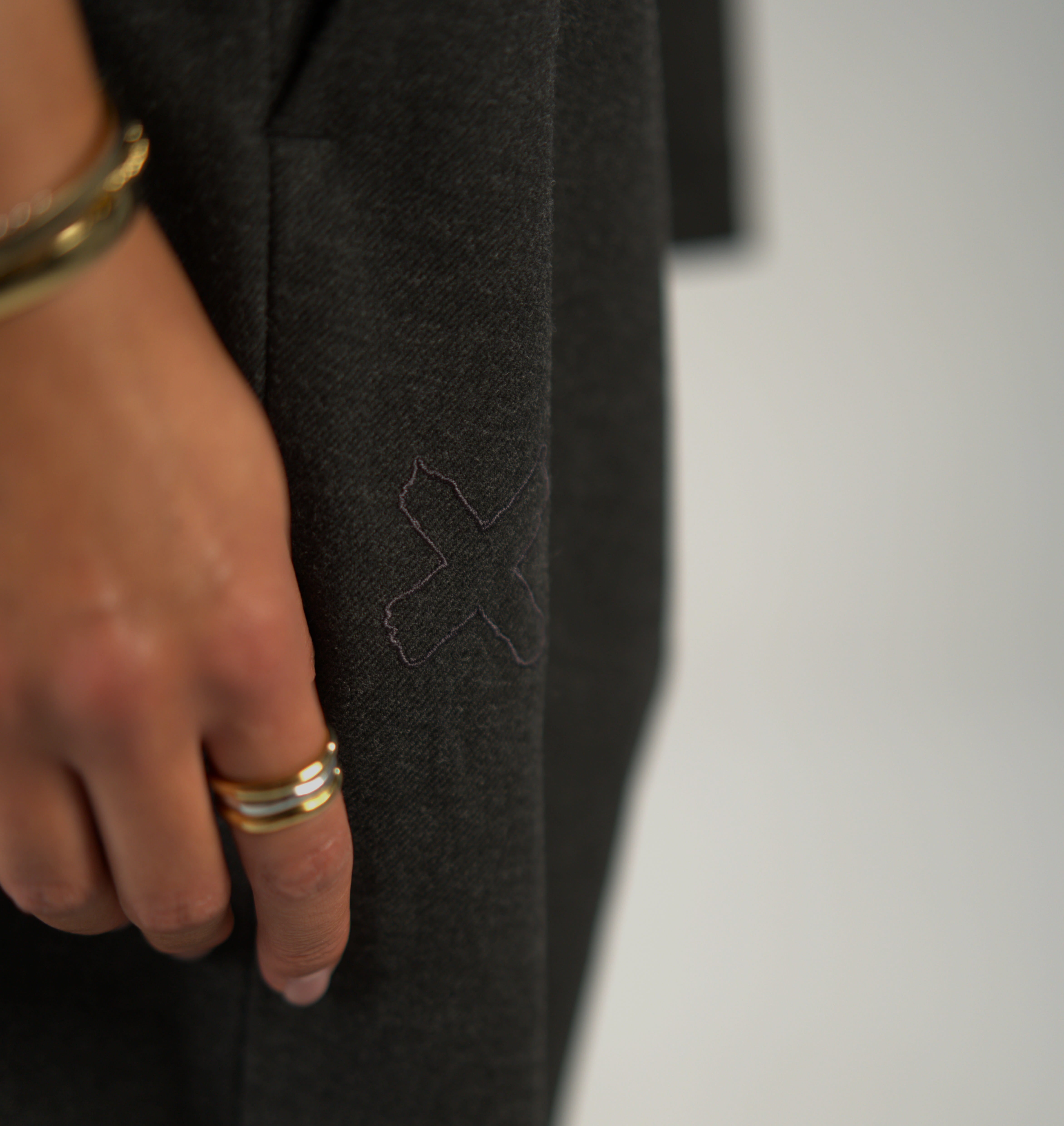 <table style="line-height:1;width:100%;border-collapse:collapse"><tr><td >Denver Blazer</td><td align="right">199,99€</td></tr><tr><td style="white-space: nowrap;">Aspen Pants</td><td align="right">139,99€</td></tr></table>