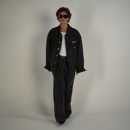 <table style="line-height:1;width:100%;border-collapse:collapse"><tr><td >Chicago Denim Jacket</td><td align="right">199,99€</td></tr><tr><td style="white-space: nowrap;">Brooklyn Denim Pants</td><td align="right">129,99€</td></tr></table>