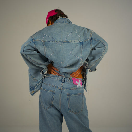 <table style="line-height:1;width:100%;border-collapse:collapse"><tr><td >Chicago Denim Jacket</td><td align="right">199,99€</td></tr><tr><td style="white-space: nowrap;">Brooklyn Denim Pants</td><td align="right">129,99€</td></tr></table>