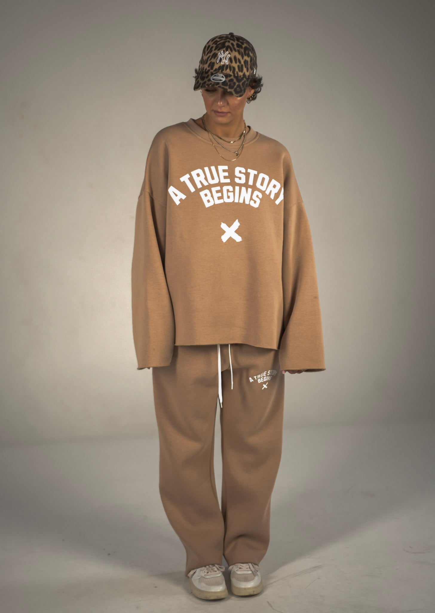 <table style="line-height:1;width:100%;border-collapse:collapse"><tr><td >Sacramento<br>Sweatshirt</td><td align="right">99,99€</td></tr><tr><td style="white-space: nowrap;">Housten Jogger</td><td align="right">99,99€</td></tr></table>